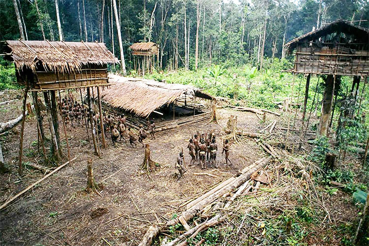 10 Suku Asli Indonesia yang Dianggap Primitif Hingga Terancam Punah