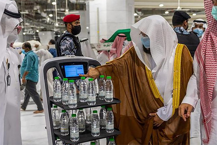 Jamaah Haji Dilarang Bawa Air Zamzam, Solusinya Kargo