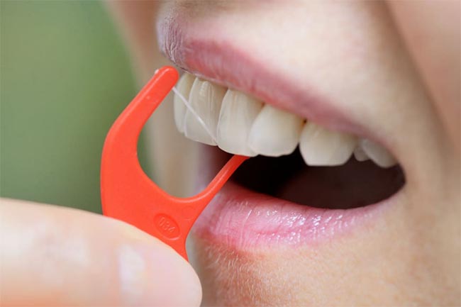 Tidak Hanya Mencegah Plak Gigi, Inilah Berbagai Manfaat Flossing Gigi