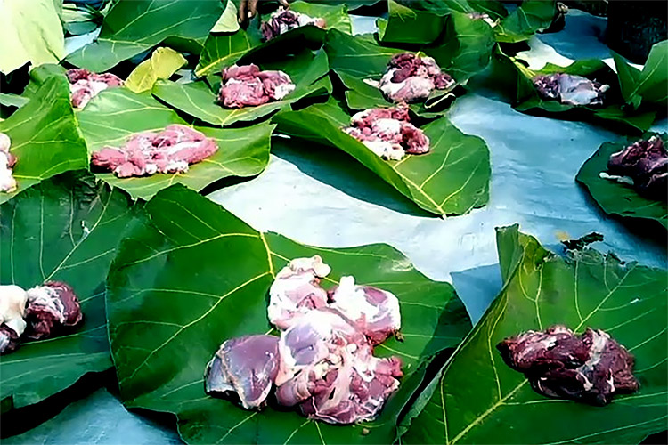 Warga Kracak Banyumas Bungkus Daging Kurban Pakai Daun Jati, Selain Daging Lebih Sehat dan Juga Untuk Ini