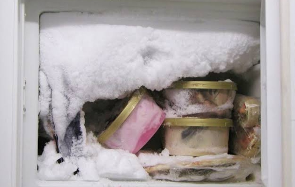 Cara Sederhana Membersihkan Bunga Es di Freezer, Aman dan Praktis Tanpa Dicairkan