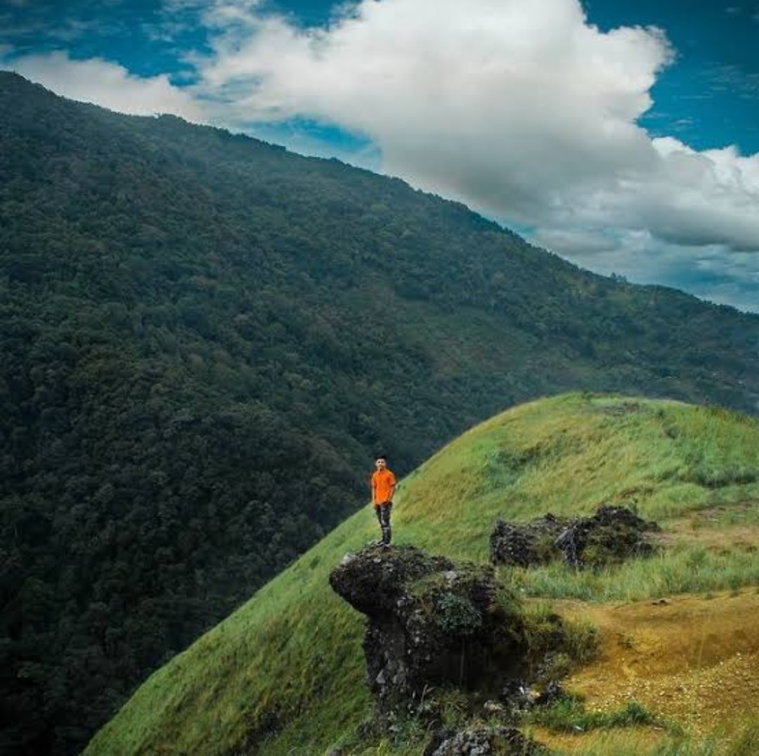 Memiliki Jalur Ekstrem, Namun Dibalas Keindahan Puncak Gagoan di Solok