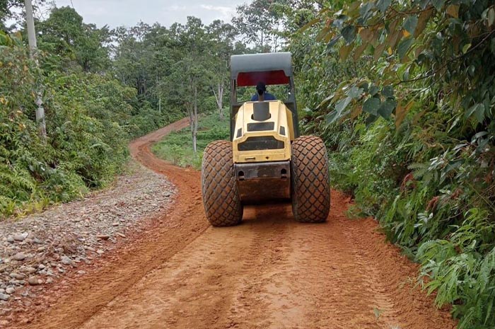 PT DDP Peduli Perbaiki Jalan Poros Malin Deman 3,5 Km