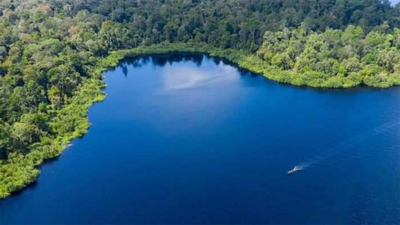 Permata di Tengah Hutan Riau yang Rimbun, Inilah Pesona Danau Zamrud