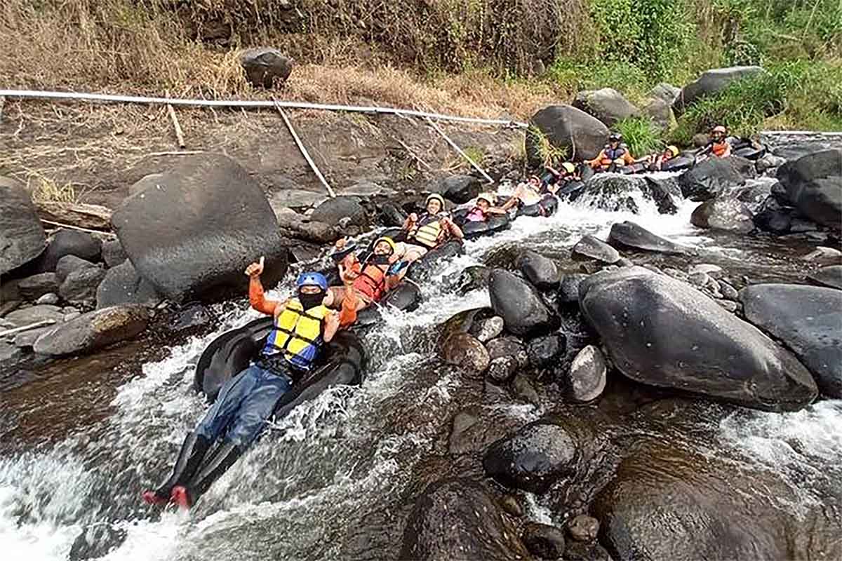 Menjelajah Keseruan Destinasi Wisata River Tubing Selo Malang di Mojokerto