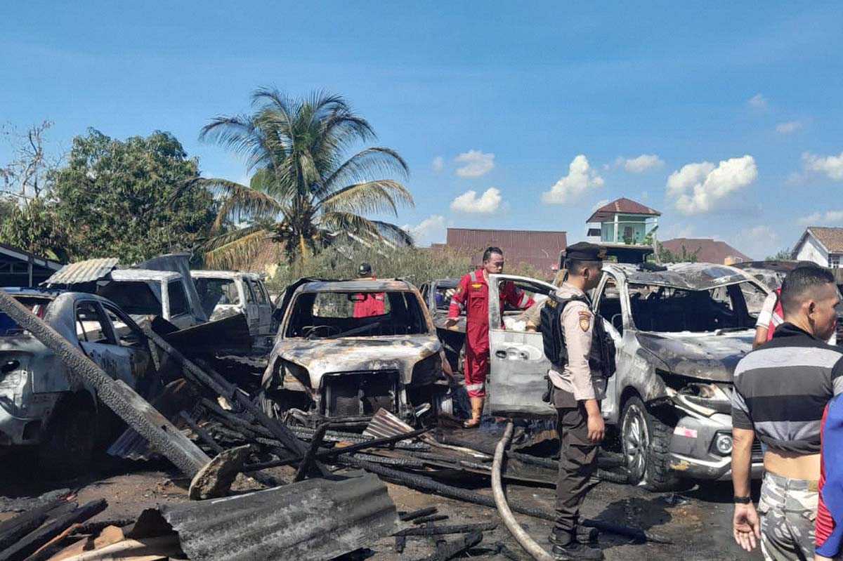 Dikagetkan Suara Ledakan, Belasan Mobil Terbakar di Lahat