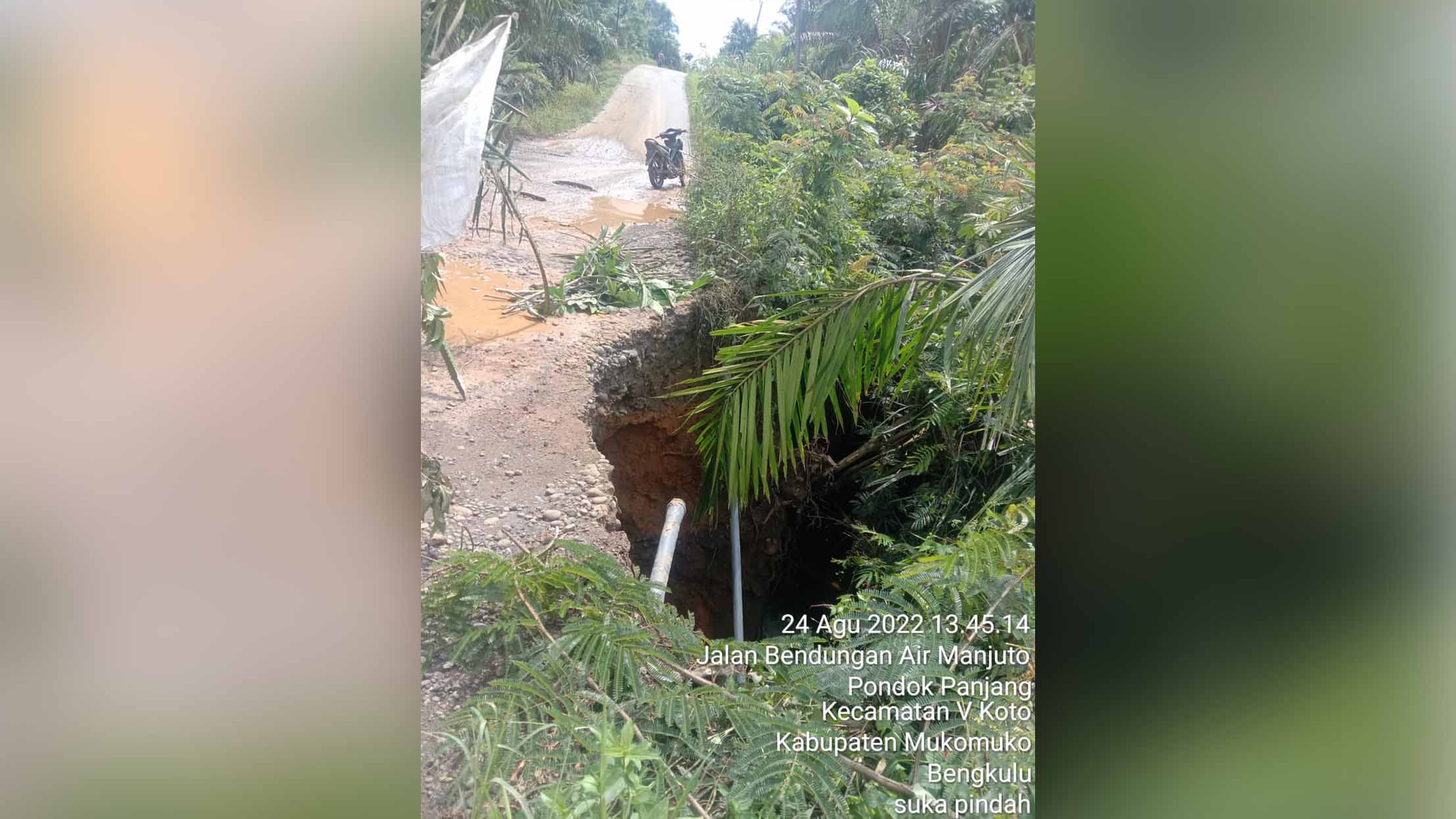 Hati-hati Jalan Provinsi di Desa Pondok Panjang Amblas