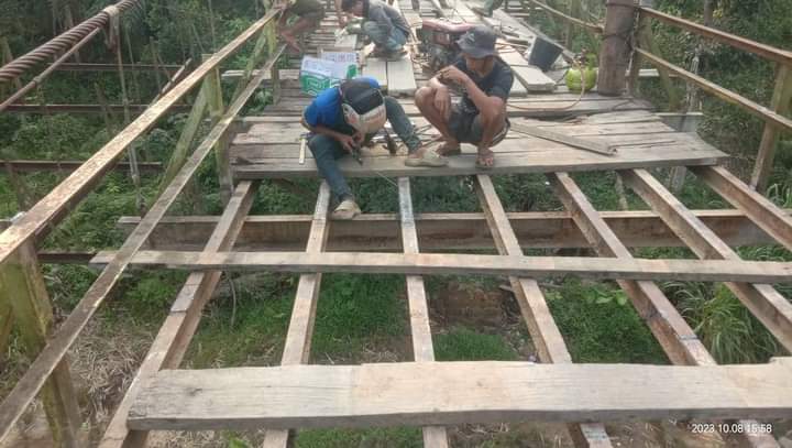 Dinas PUPR Mukomuko Kerahkan Tenaga, Perbaiki Kerusakan Jembatan Gantung Talang Buai
