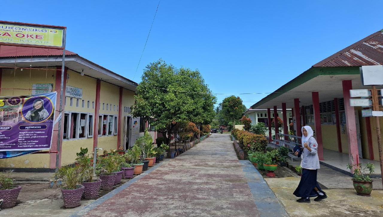 Gerombolan Monyet Ganggu Kenyamanan Warga SMPN 1 Mukomuko, Komite: Pematangan Lahan Mesti Disegerakan