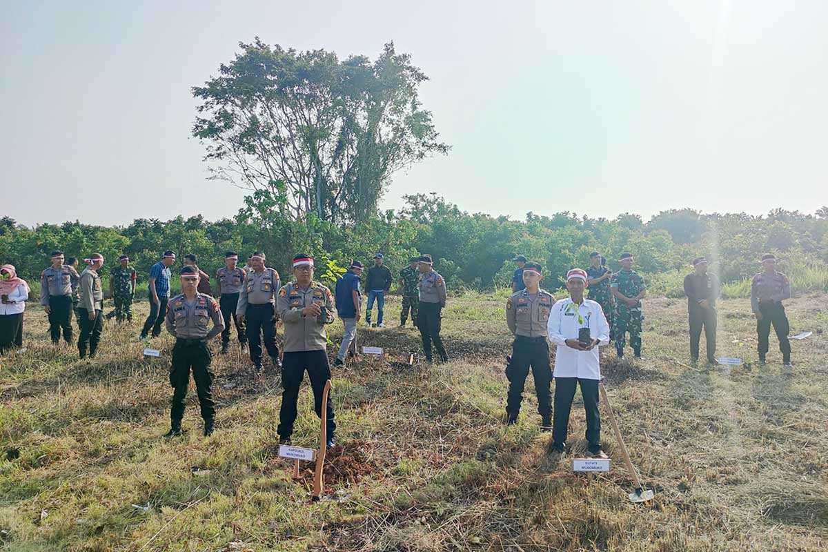 Polri Lestarikan Negeri, Polres Mukomuko Tanam Seribu Pohon 