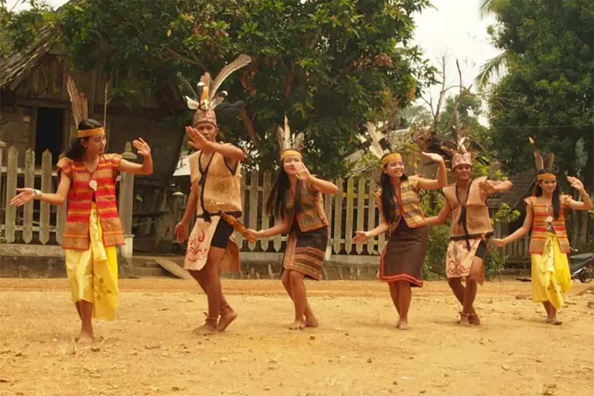 Upaya Suku Dayak Menjaga Tradisi Warisan Alam di Kalimantan