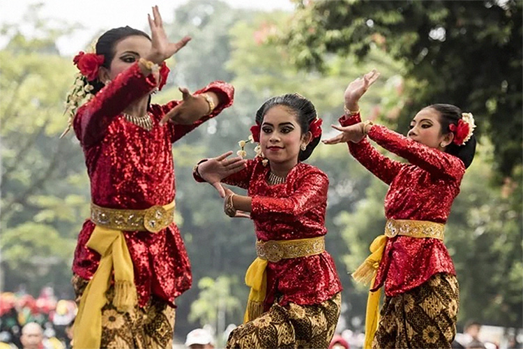 Indonesia Punya Budaya Sendiri yang Gak Bisa Diganti Penjajah, Ini Faktor-Faktor yang Bikin Indonesia Beda!