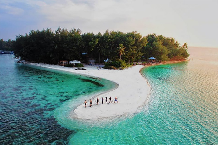 Jangan Sampai Ketinggalan! Ini Dia 5 Pantai di Indonesia yang Paling Indah dan Menakjubkan!