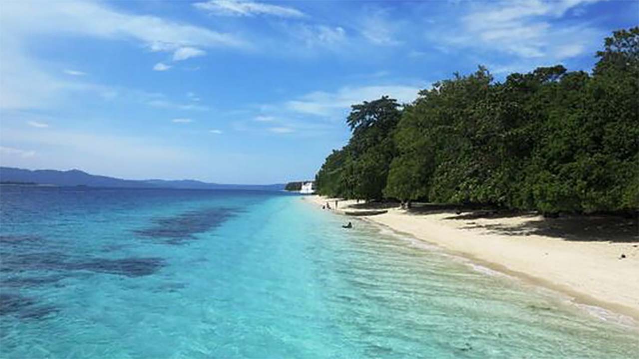 Airnya yang Jernih dan Suasana yang Hening, Ini Pesona Alam Pantai Liang Surga Tersembunyi di Pesisir Maluku