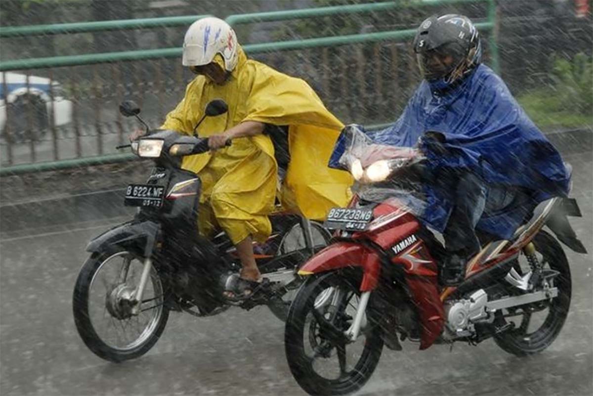 Mau Berkendara di Musim Hujan? Begini Tips Memilih Jas Hujan untuk Berkendara Agar Perjalanan Nyaman dan Aman