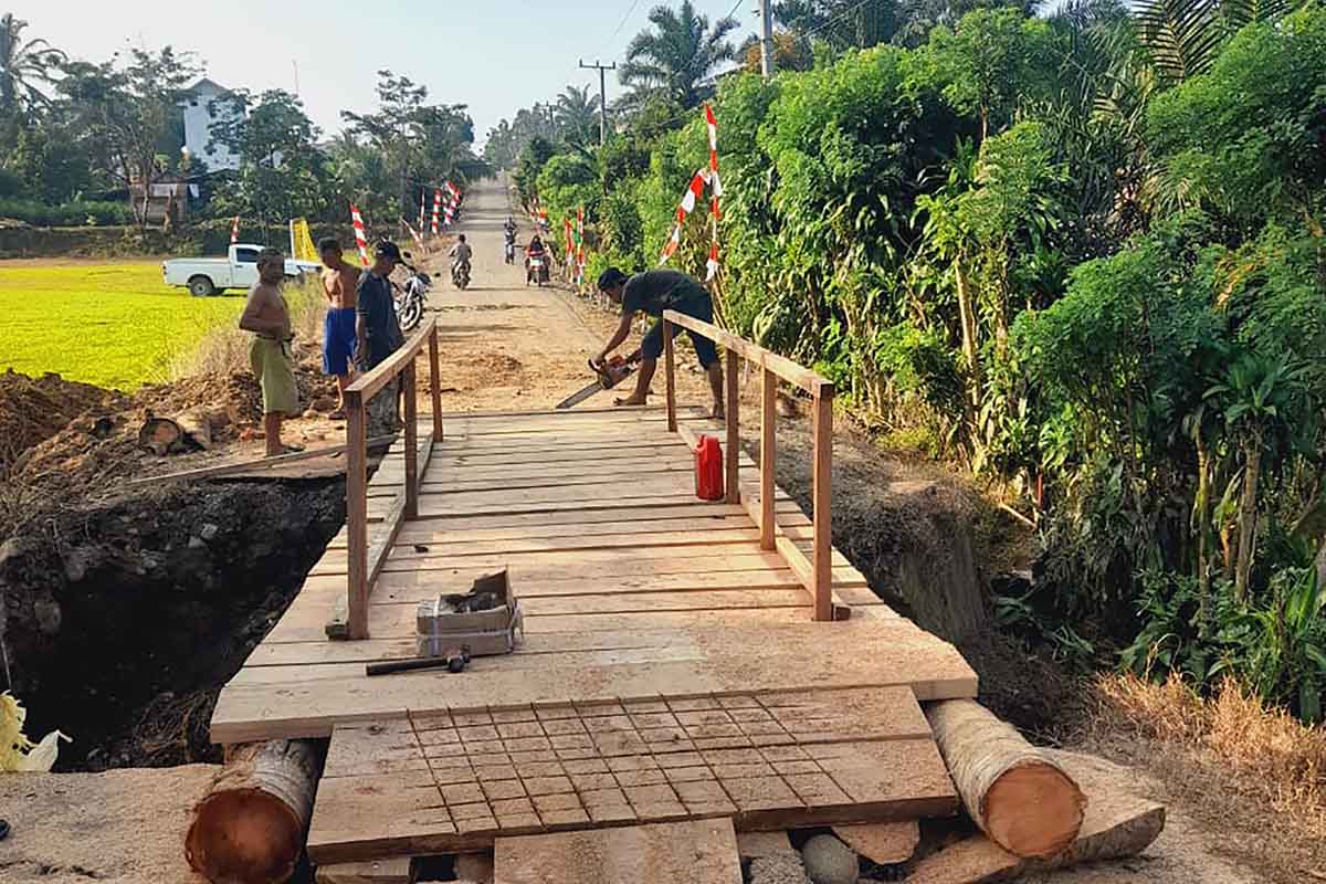 Anggota DPRD Mukomuko Turut Andil Perbaiki Jalan Putus di Sido Makmur   