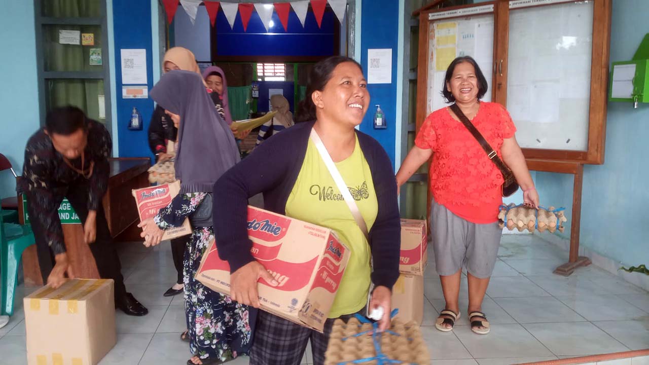 Sembako Pemprov Bengkulu Sentuh 30 Orang Wanita Janda di Mukomuko