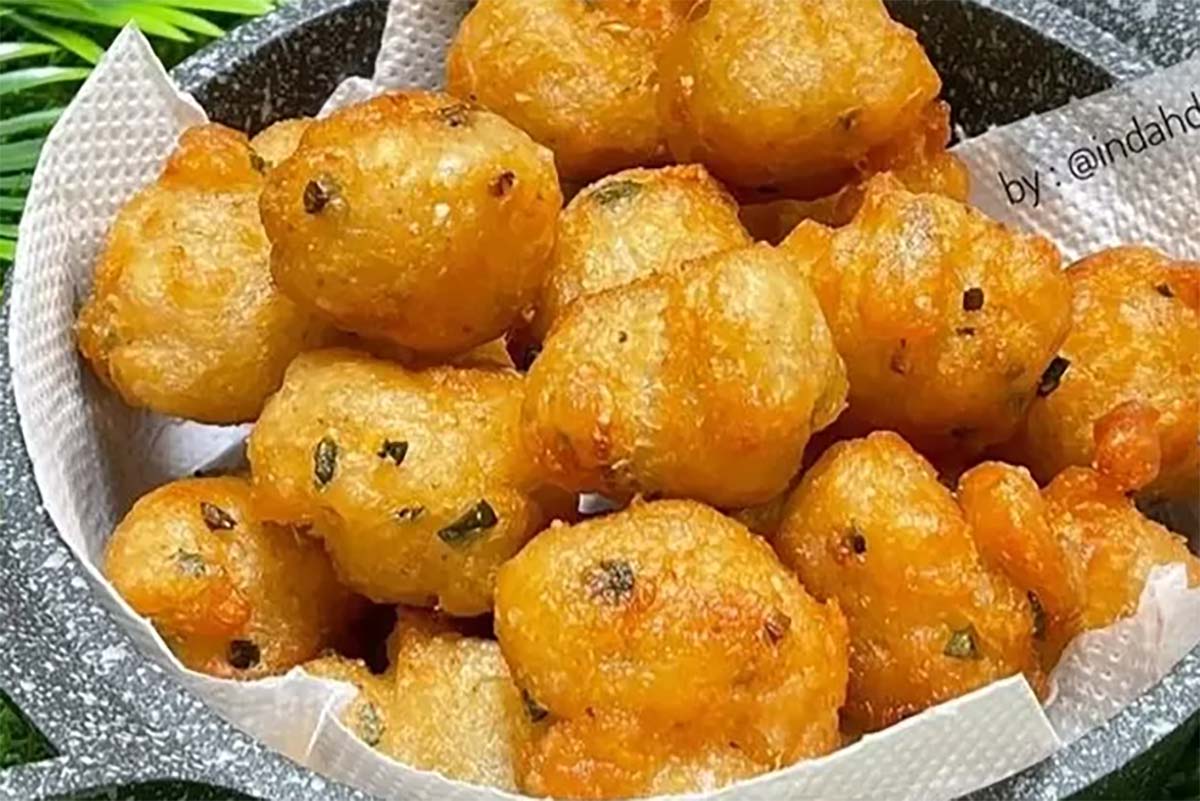 Ide Camilan Praktis yang Bikin Nagih, Ini dia Resep Cucur Bawang dengan Kuah Pedas yang Gurih