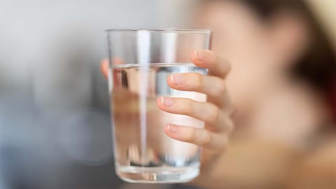 Lebih Baik Minum Air Panas atau Dingin, Ketika Cuaca Panas Ini Penjelasannya