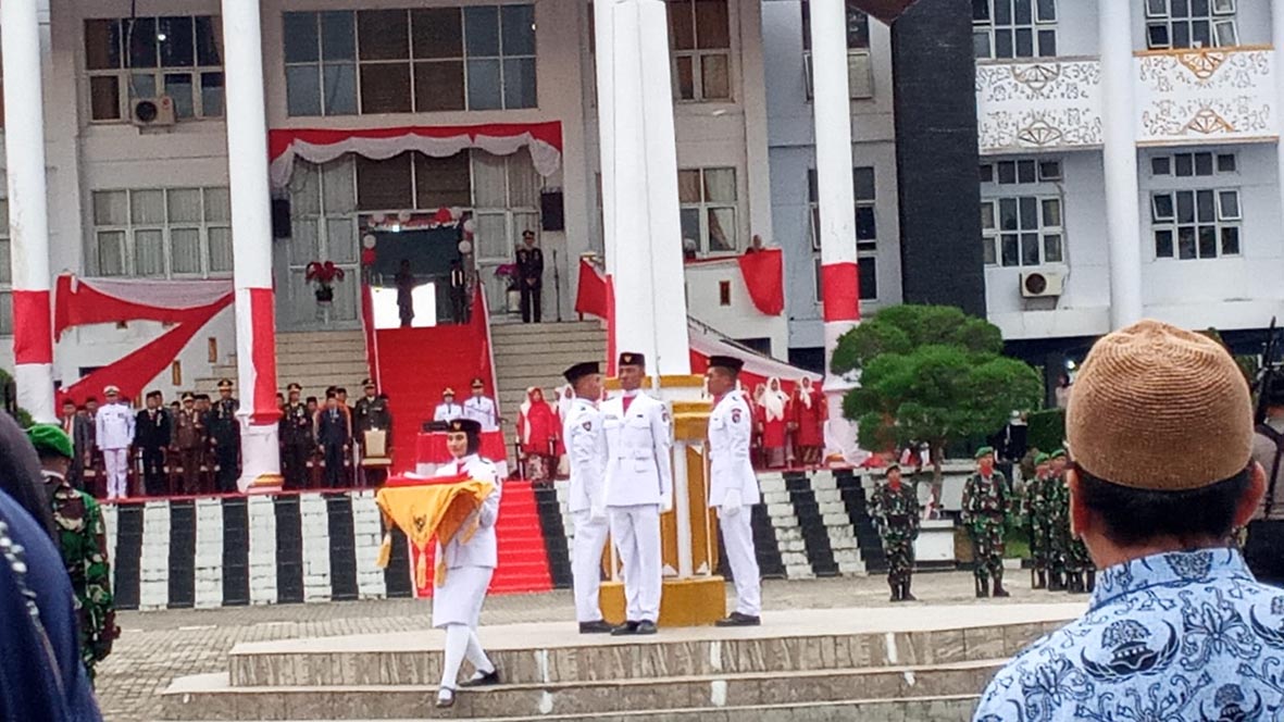 Penurunan Bendera HUT ke 77 Kemerdekaan RI, Bupati, Wabup dan Pj Sekda Upacara Terpisah