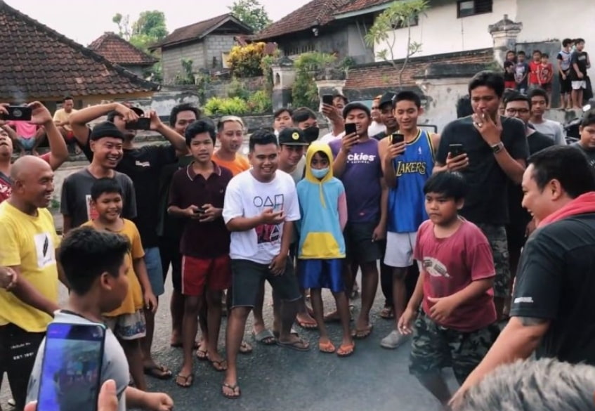 Tradisi Unik Tamblang Waluh Karang Asem Bali, Bertarung di Perempatan Jalan Antara laki-laki