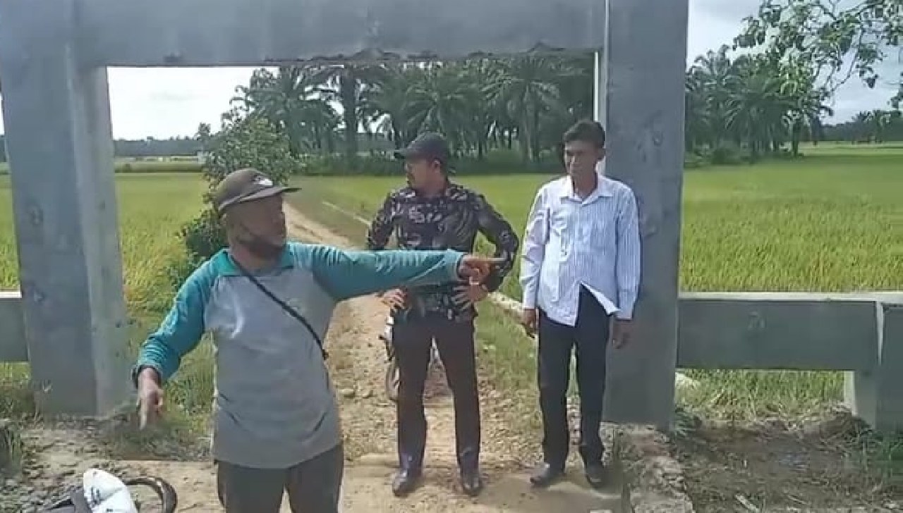 Portal Jalan Program BRDP di Desa Arah Tiga Ganggu Aktivitas Pertanian