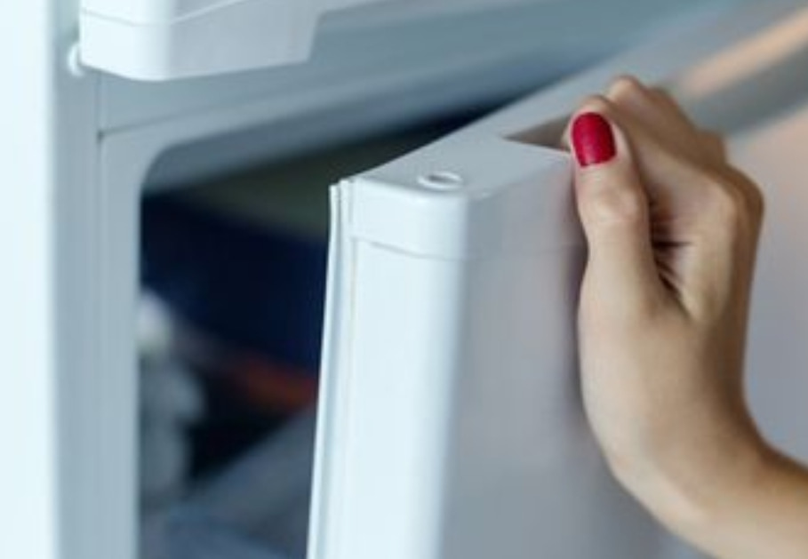 Tips dan Trik Melunakkan Karet Pintu Kulkas yang Kaku Tanpa Dilepas