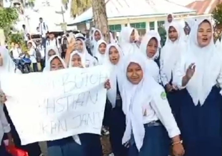 Ganti! Ganti! Ganti!, Aksi Demo Siswa SMPN 10 Mukomuko Minta Ganti Kepsek