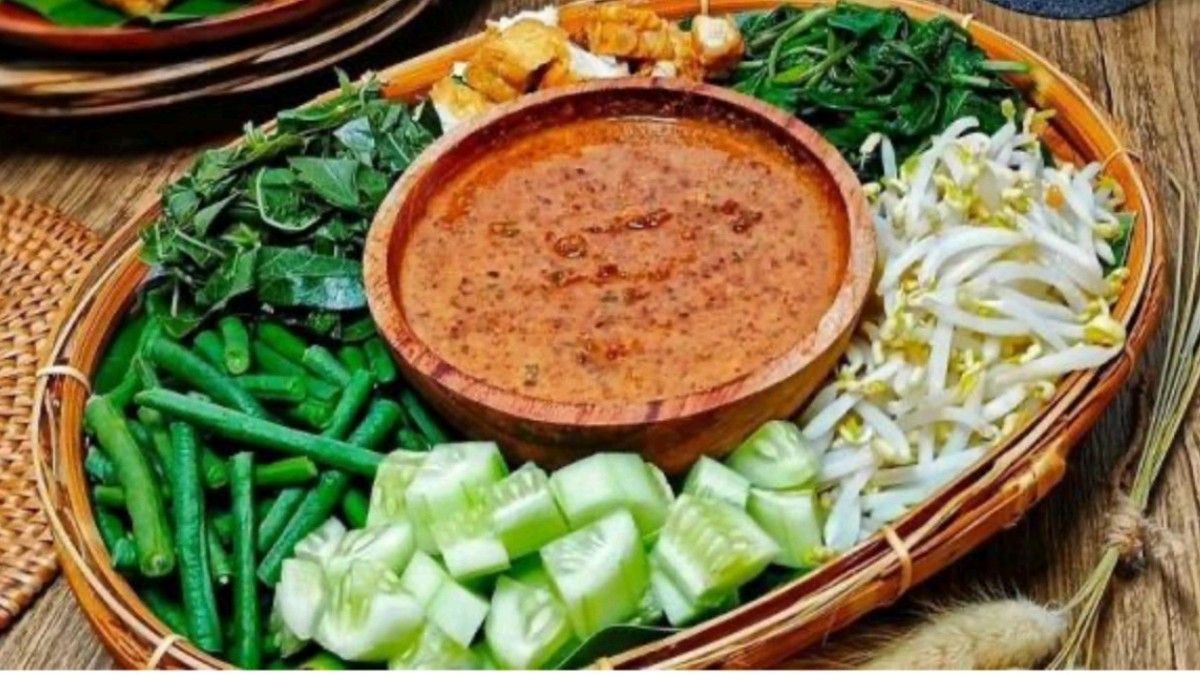 Resep Pecel Sayur Tradisional: Bumbu Kacang Gurih yang Jadi Jantung dari Sajian Ini