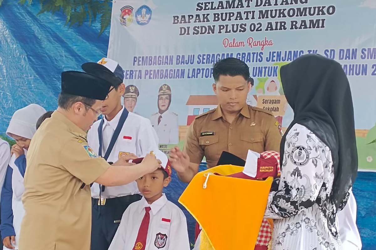 Masyarakat Terbantu, Bupati Sapuan Pastikan Seragam Gratis Berlanjut 2025