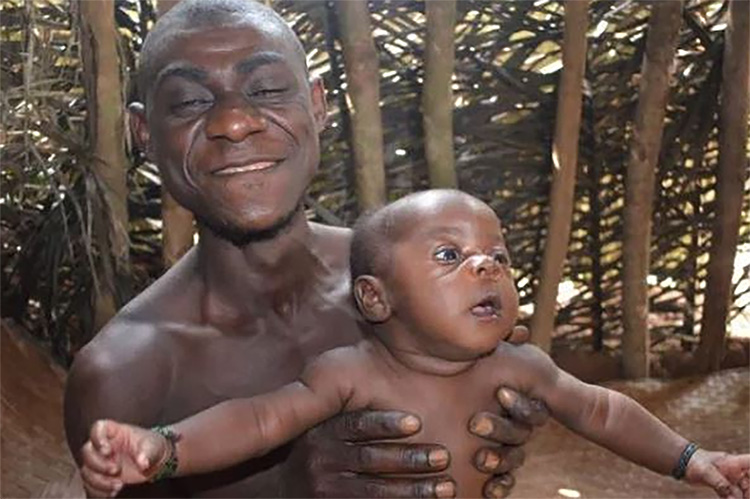 Laki-Laki Menyusui Bayi Hanya ada di Suku Aka, Begini Ceritanya