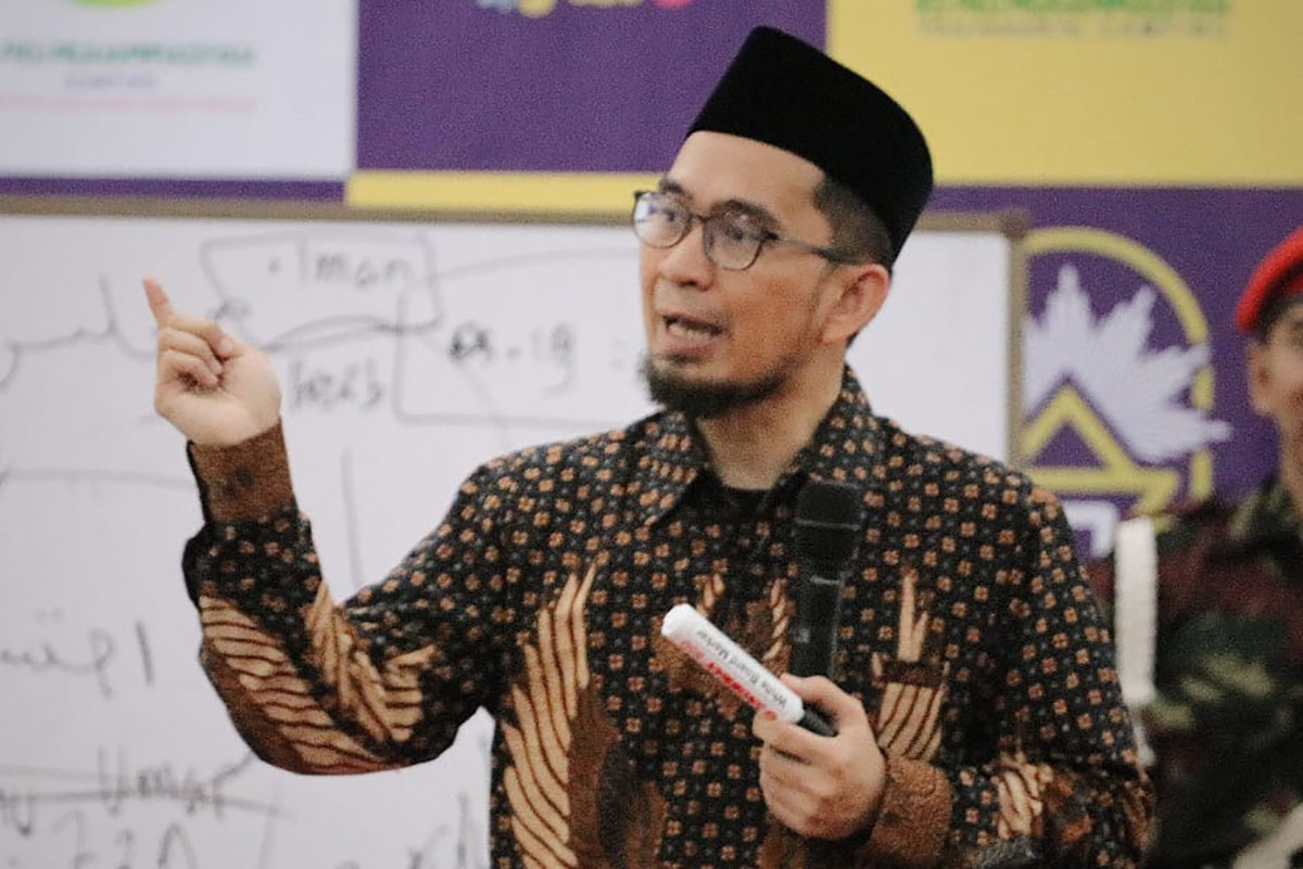 Viral Terlalu Panjang Membaca Ayat, Imam Dilempari Sandal, Ini Tanggapan Ustad Adi Hidayat