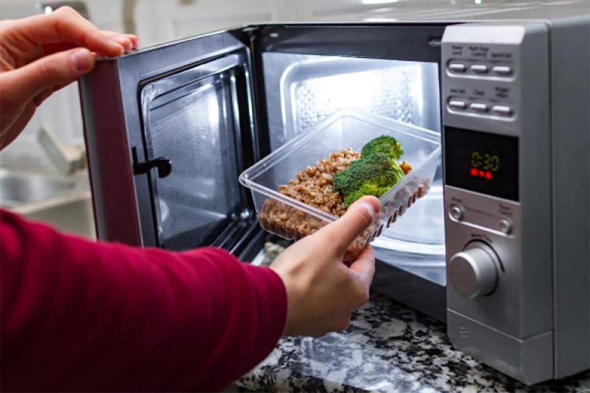 5 Makanan yang Tidak Boleh Dipanaskan di Microwave