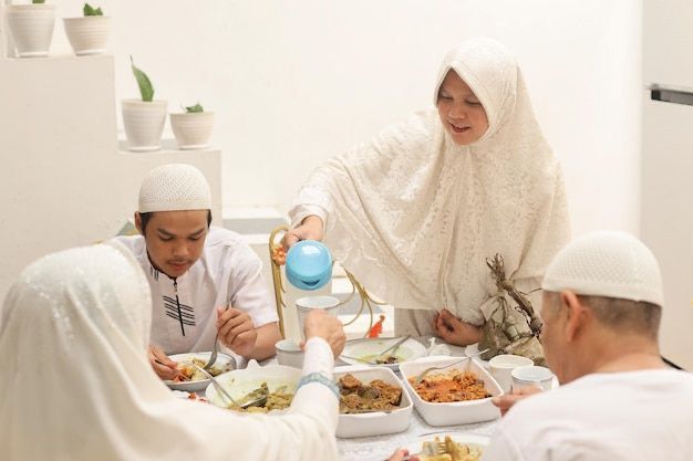 Sahur Anti Haus: Makanan dan Minuman yang Menjaga Hidrasi Tubuh!