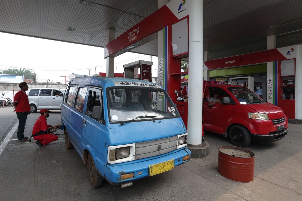 Deretan Mobil Tua yang Haus BBM