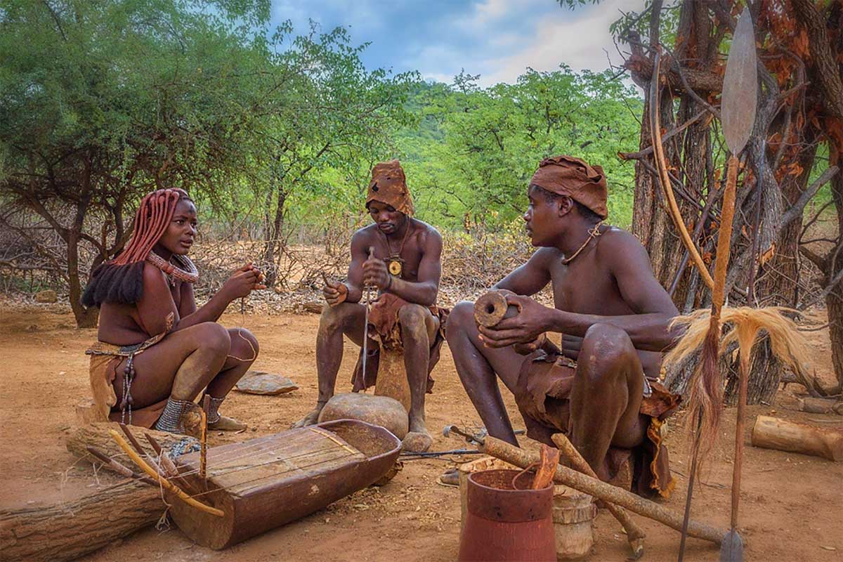 Tamu Boleh Tiduri Istri, Wanita Suku Himba Mandi Asap dan Berhias Lumpur