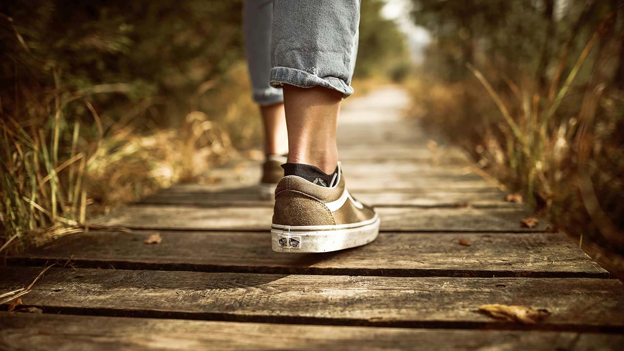 Gen Z Banget! Mengulas Fenomena Silent Walking, Jalan-jalan Sunyi yang Lagi Trend