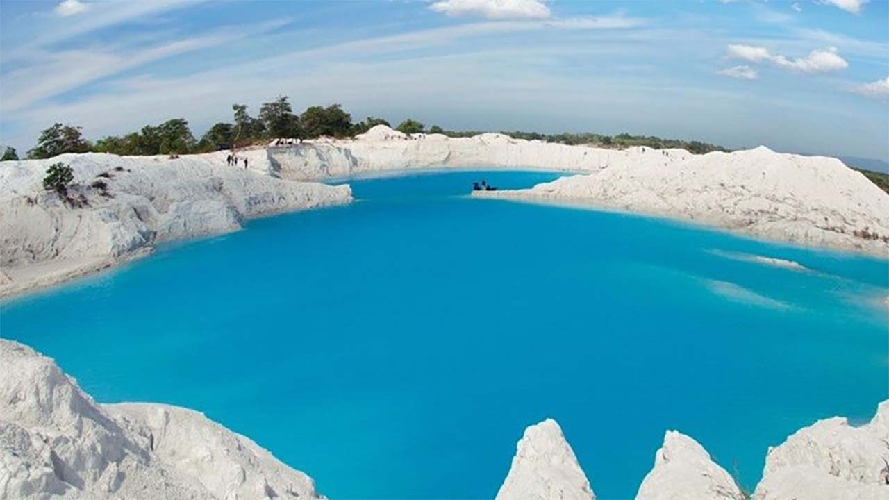 Keindahan Alam Danau Koalin di Bangka Belitung yang Bak Surga 