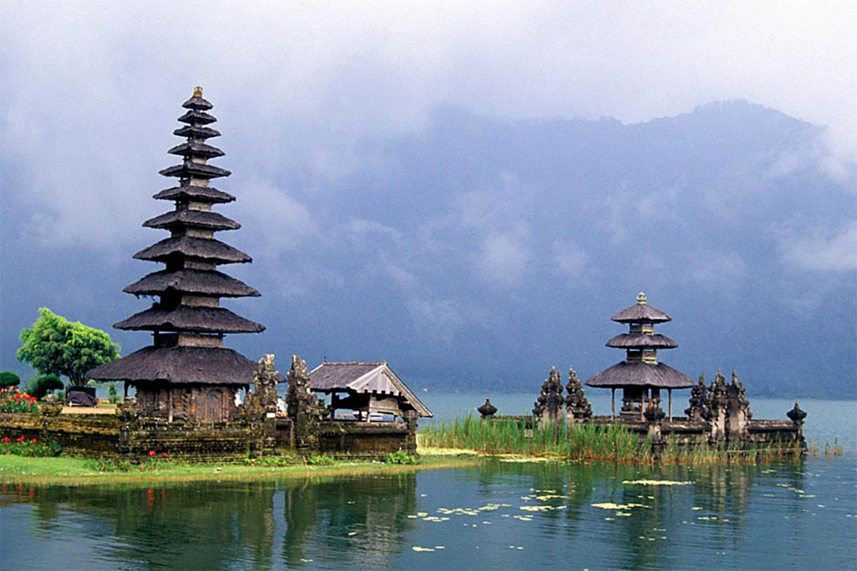 Menilik Keindahan Alam Danau Beratan di Bali, Memiliki Pura di Tengah Danau yang Eksotis
