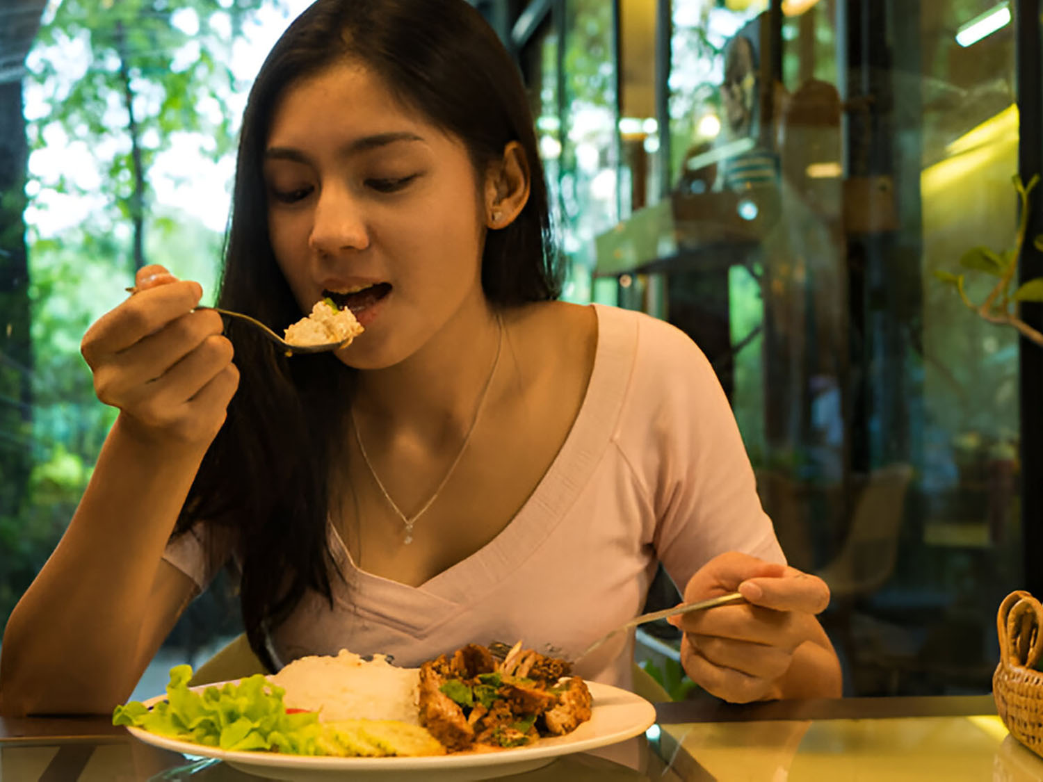 Cara Makan Yang Benar, Sehat dan Beradap Hingga Rasa Kenyangnya Sempurna