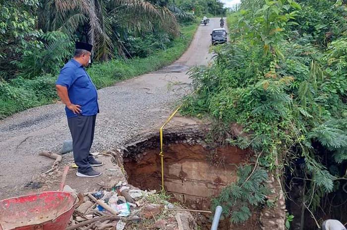 Jalan Longsor di Suka Pindah Akhirnya Diperbaiki