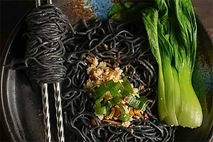 Cobain Resep Mie Instan Hitam Arang yang Satu Ini, Rasanya Nggak Pahit Sama Sekali Loh