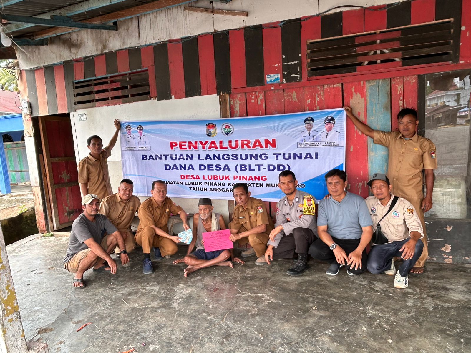 Kades Lubuk Pinang Serahkan Langsung BLT-DD Tahap I ke Rumah Para KPM