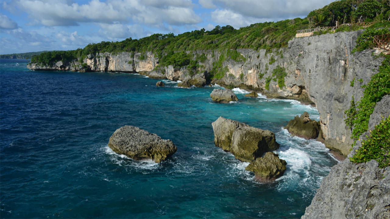 Tak Hanya Pemandangannya yang Memukau Pantai Appalarang juga Menyajikan View Air Laut yang Jernih