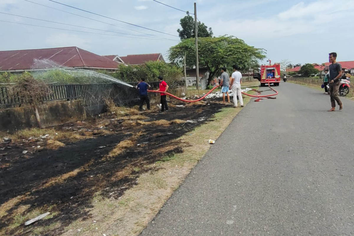 Seorang Pria Terekam Kamera, Bantu Padamkan Kebakaran Tanpa Alas Kaki