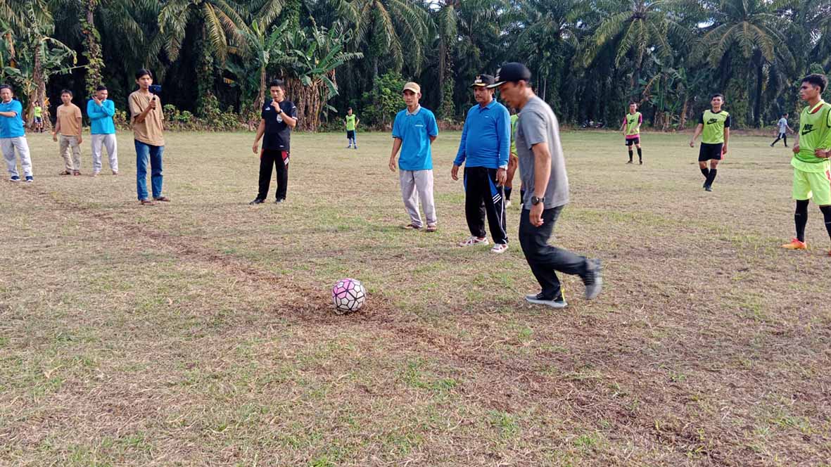 Lomba Sepak Bola Lugarta CUP II Dibuka Camat lupi