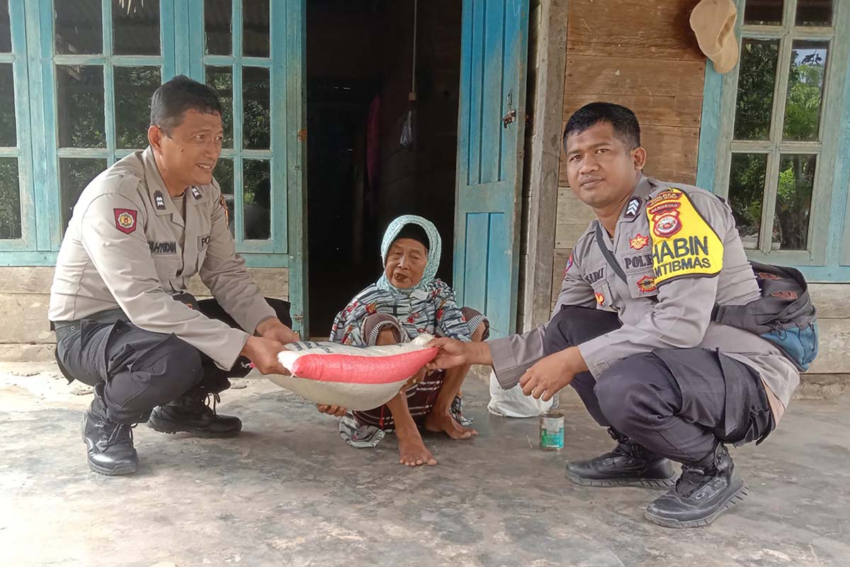 Polsek Teras Terunjam, Salurkan Bansos Berupa Beras