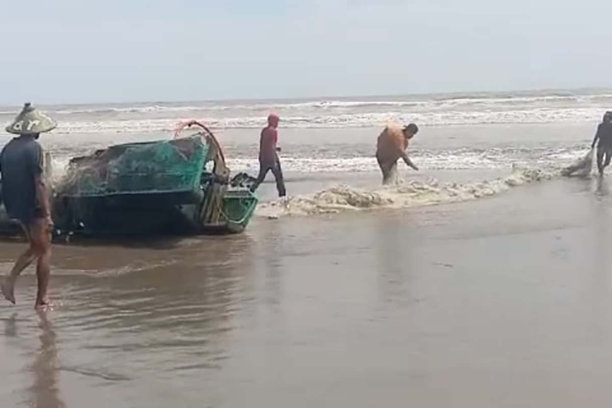 Satu Orang Nelayan Dinyatakan Tenggelam dalam Peristiwa Perahu Karam di Pantai Mukomuko
