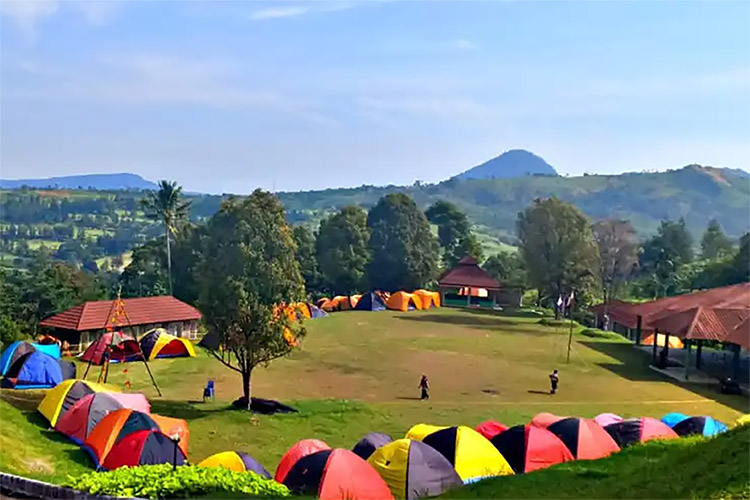 Nikmati Nuansa Aesthetic Camping di Gunung Geulis Camp Area Bogor, Ada Kolam Renang Unik Berbentuk Gitar