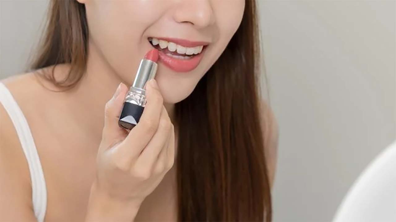 4 Tips Agar Lipstik Tahan Lama Seharian, Ngga Perlu Touch Up